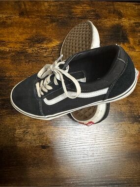 Vans Low-Top Suede Shoe with White Stripe - size 7
